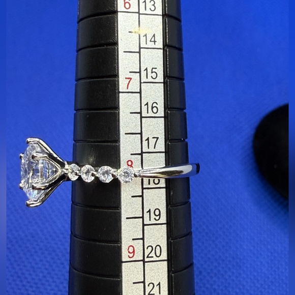 Pretty Bird - 18K White Gold Plated CZ Gemstone Ring Size 8 💍 💎 - Picture 2 of 2